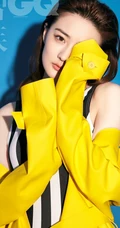 女生徐璐时尚高清写真大片，肩带蓝色连衣裙露白皙线条