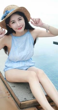 气质可爱清新气质女生琳琳泳池边写真，戴草帽着连体短裤清爽可人