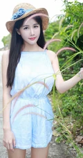 气质可爱清新气质女生琳琳泳池边写真，戴草帽着连体短裤清爽可人