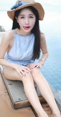 气质可爱清新气质女生琳琳泳池边写真，戴草帽着连体短裤清爽可人