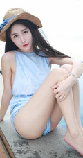 气质可爱清新气质女生琳琳泳池边写真，戴草帽着连体短裤清爽可人