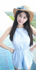 气质可爱清新气质女生琳琳泳池边写真，戴草帽着连体短裤清爽可人