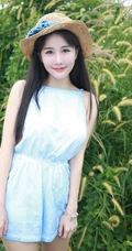 气质可爱清新气质女生琳琳泳池边写真，戴草帽着连体短裤清爽可人
