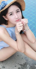 气质可爱清新气质女生琳琳泳池边写真，戴草帽着连体短裤清爽可人
