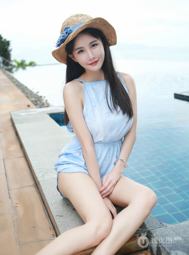 气质可爱清新气质女生琳琳泳池边写真，戴草帽着连体短裤清爽可人