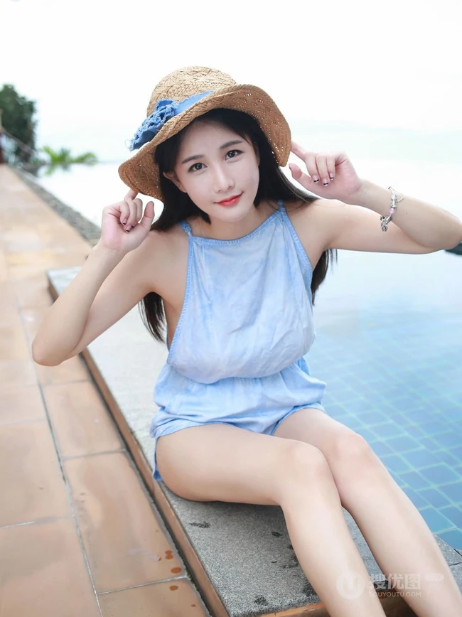 气质可爱清新气质女生琳琳泳池边写真，戴草帽着连体短裤清爽可人