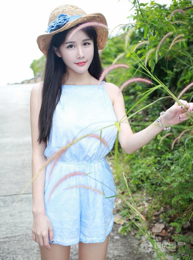气质可爱清新气质女生琳琳泳池边写真，戴草帽着连体短裤清爽可人
