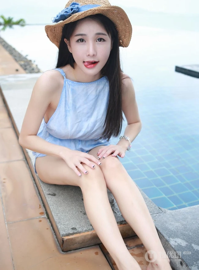 气质可爱清新气质女生琳琳泳池边写真，戴草帽着连体短裤清爽可人