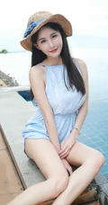 气质可爱清新气质女生琳琳泳池边写真，戴草帽着连体短裤清爽可人