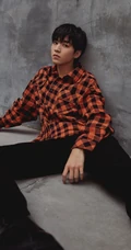 王俊凯图片-王俊凯或坐或躺酷帅时尚潮装穿搭写真图片