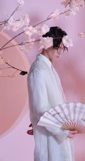 吴磊古装造型贺中秋唯美写真，桃花枝下白衣少年手执纸扇