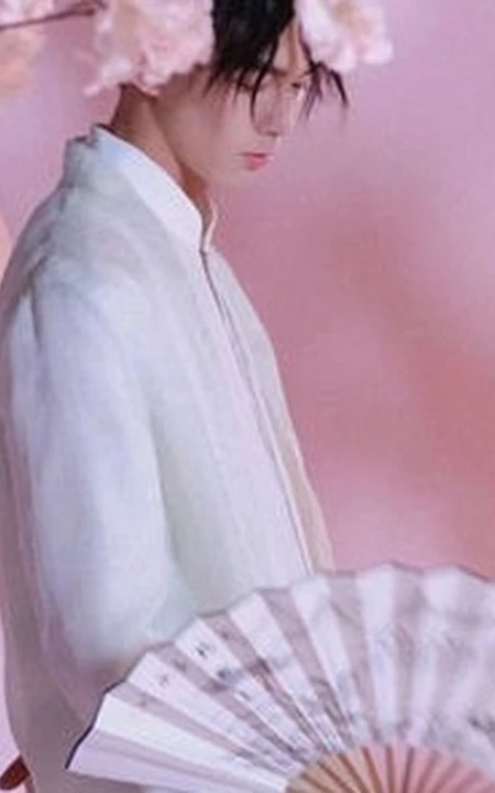 吴磊古装造型贺中秋唯美写真，桃花枝下白衣少年手执纸扇