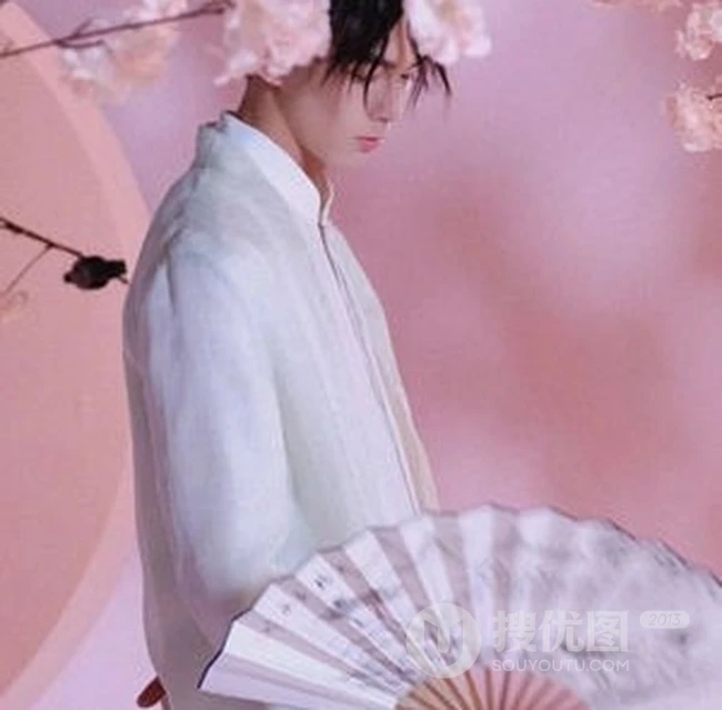 吴磊古装造型贺中秋唯美写真，桃花枝下白衣少年手执纸扇