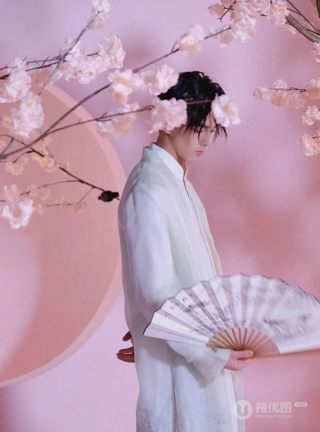 吴磊古装造型贺中秋唯美写真，桃花枝下白衣少年手执纸扇