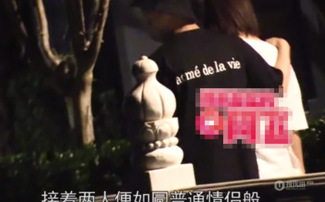 金晨疑有新男友，金晨新恋情曝光，黑暗中两人在大街上情感互动