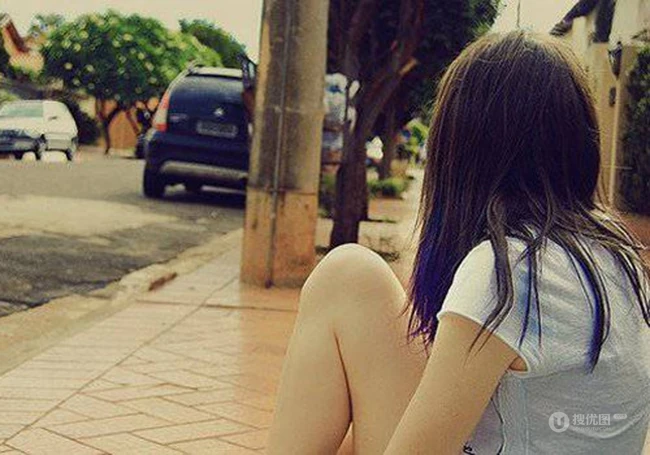 非主流欧女生生孤单一个人略带伤感唯美黑白图片 第4张
