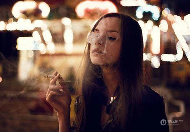 非主流欧女生生孤单一个人略带伤感唯美黑白图片 第3张