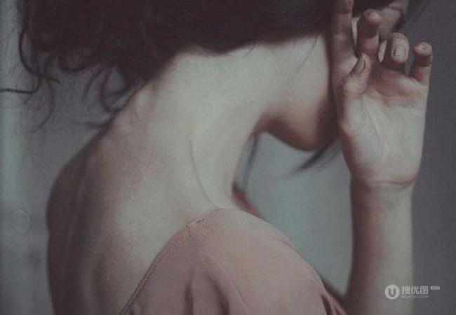 非主流欧女生生孤单一个人略带伤感唯美黑白图片 第1张