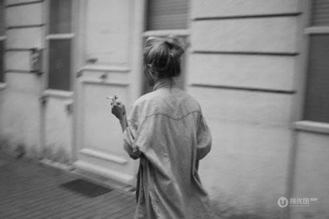 非主流欧女生生孤单一个人略带伤感唯美黑白图片 第5张
