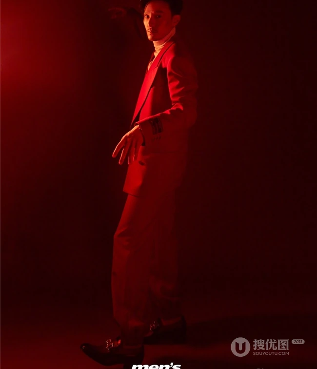张震秋季新姿态西装系列杂志写真图片，化身帅气大叔成熟冷峻