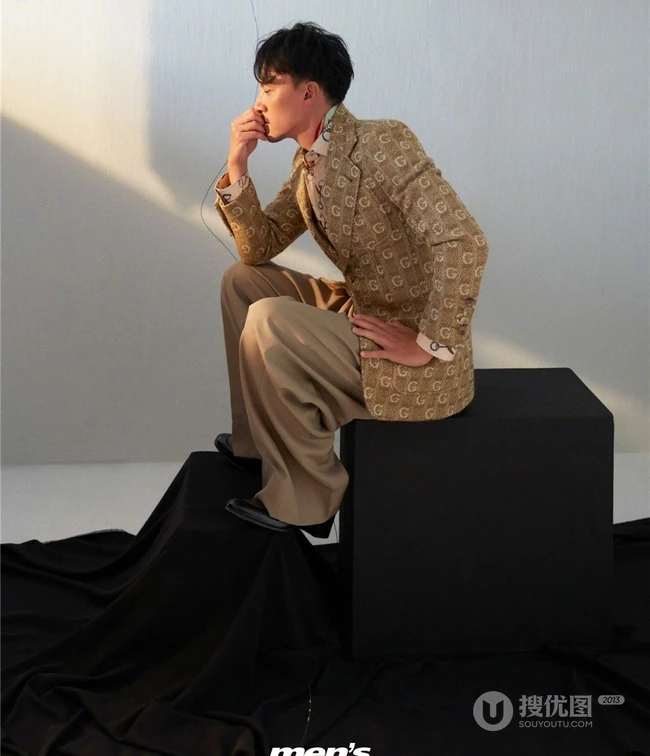 张震秋季新姿态西装系列杂志写真图片，化身帅气大叔成熟冷峻