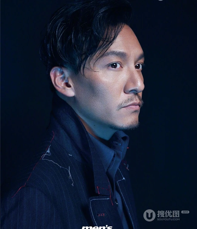 张震秋季新姿态西装系列杂志写真图片，化身帅气大叔成熟冷峻