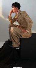 张震秋季新姿态西装系列杂志写真图片，化身帅气大叔成熟冷峻