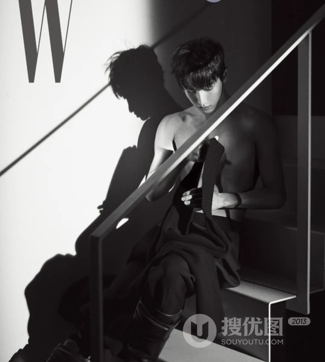 韩国帅哥李洙赫黑白写真图片，个性潮装尽显暖男特质