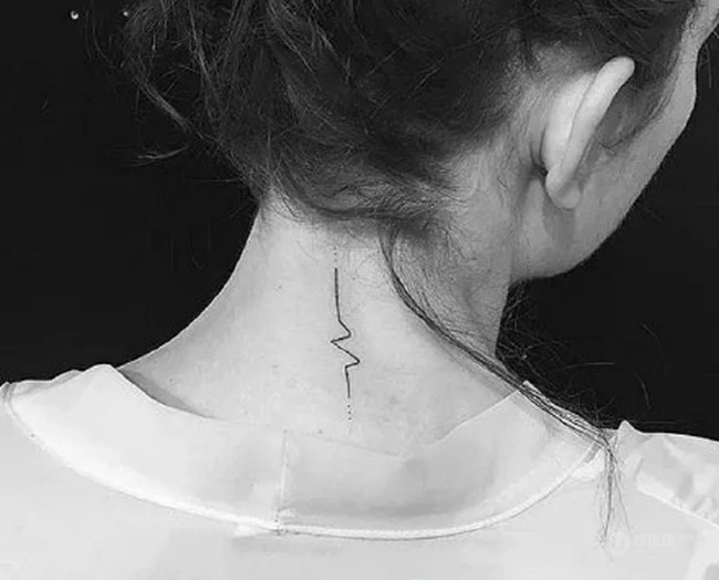 好看好玩的女生后颈部个性蒲公英、弯曲的箭等小纹身图案 第3张