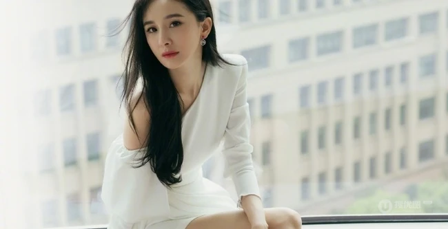 杨幂坐在落地窗前唯美室内写真，黑直长发披肩气质优雅