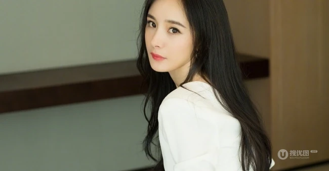 杨幂坐在落地窗前唯美室内写真，黑直长发披肩气质优雅