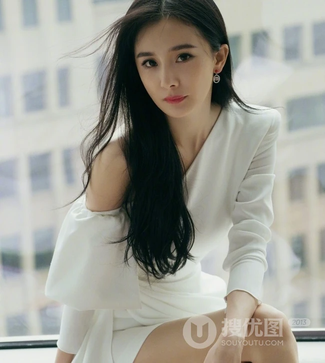 杨幂坐在落地窗前唯美室内写真，黑直长发披肩气质优雅