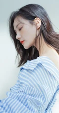 李一桐条纹衬衫搭短裤帽子高清室内写真图片