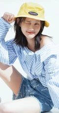 李一桐条纹衬衫搭短裤帽子高清室内写真图片
