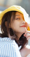 李一桐条纹衬衫搭短裤帽子高清室内写真图片