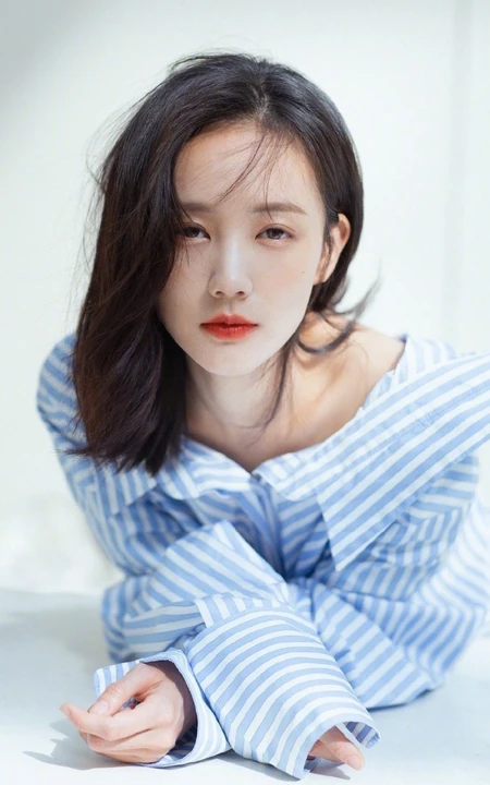 李一桐条纹衬衫搭短裤帽子高清室内写真图片