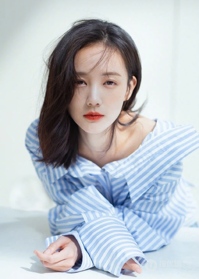 李一桐条纹衬衫搭短裤帽子高清室内写真图片
