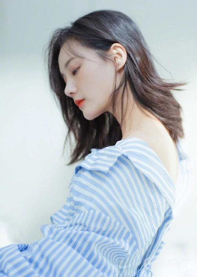 李一桐条纹衬衫搭短裤帽子高清室内写真图片