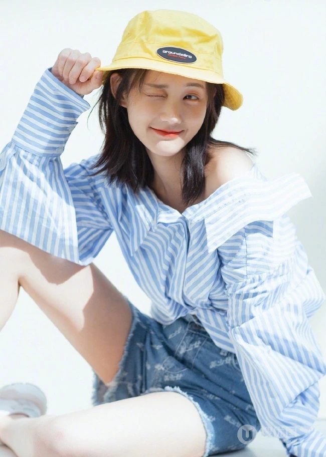 李一桐条纹衬衫搭短裤帽子高清室内写真图片