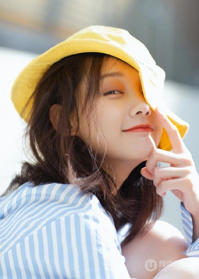 李一桐条纹衬衫搭短裤帽子高清室内写真图片