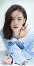 李一桐条纹衬衫搭短裤帽子高清室内写真图片