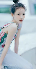 李一桐丸子头发型俏皮嘟嘴写真大图，肩带短款装配长裙浅粉可爱
