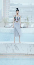李一桐丸子头发型俏皮嘟嘴写真大图，肩带短款装配长裙浅粉可爱