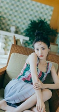 李一桐丸子头发型俏皮嘟嘴写真大图，肩带短款装配长裙浅粉可爱