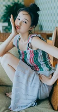 李一桐丸子头发型俏皮嘟嘴写真大图，肩带短款装配长裙浅粉可爱