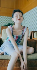 李一桐丸子头发型俏皮嘟嘴写真大图，肩带短款装配长裙浅粉可爱