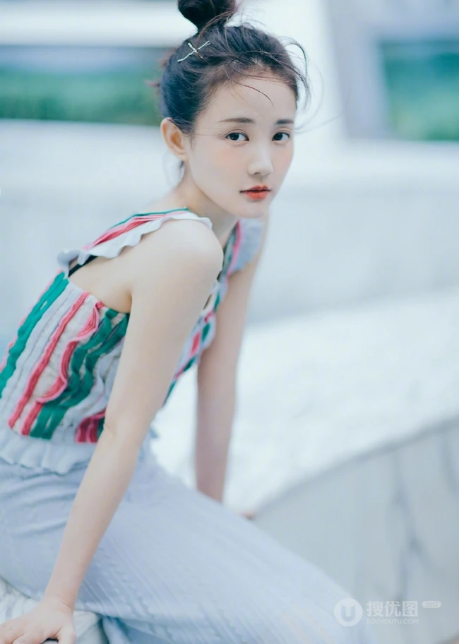 李一桐丸子头发型俏皮嘟嘴写真大图，肩带短款装配长裙浅粉可爱