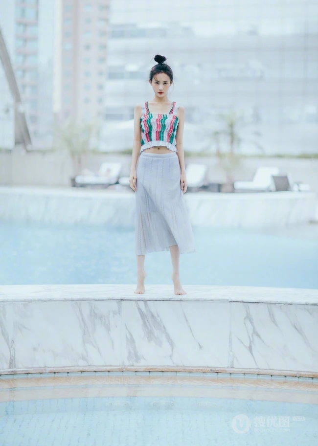 李一桐丸子头发型俏皮嘟嘴写真大图，肩带短款装配长裙浅粉可爱