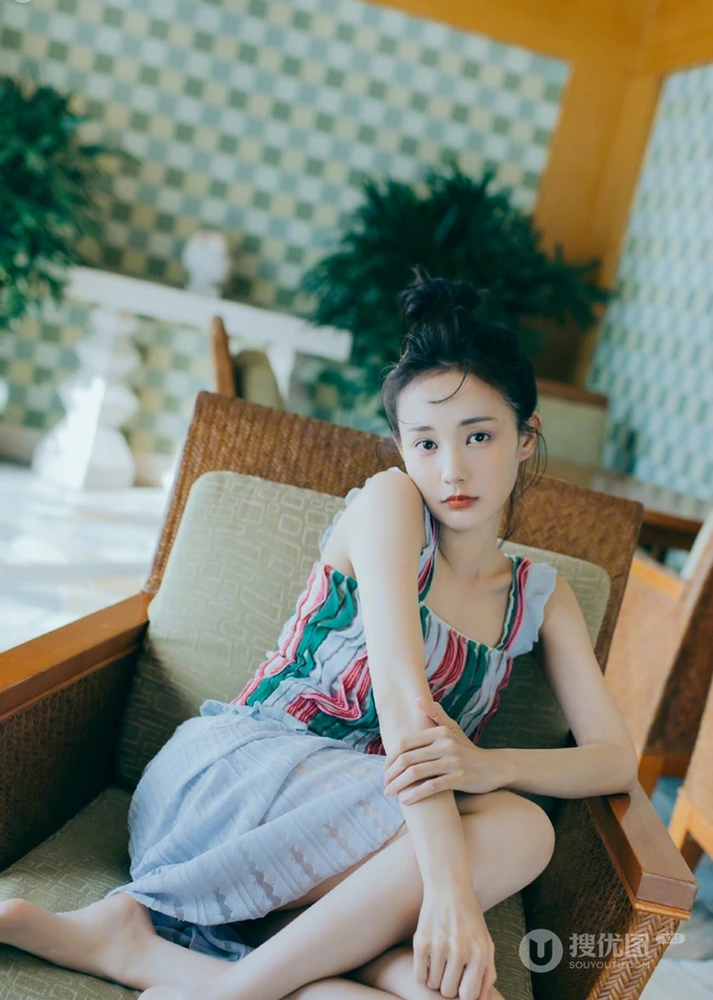 李一桐丸子头发型俏皮嘟嘴写真大图，肩带短款装配长裙浅粉可爱