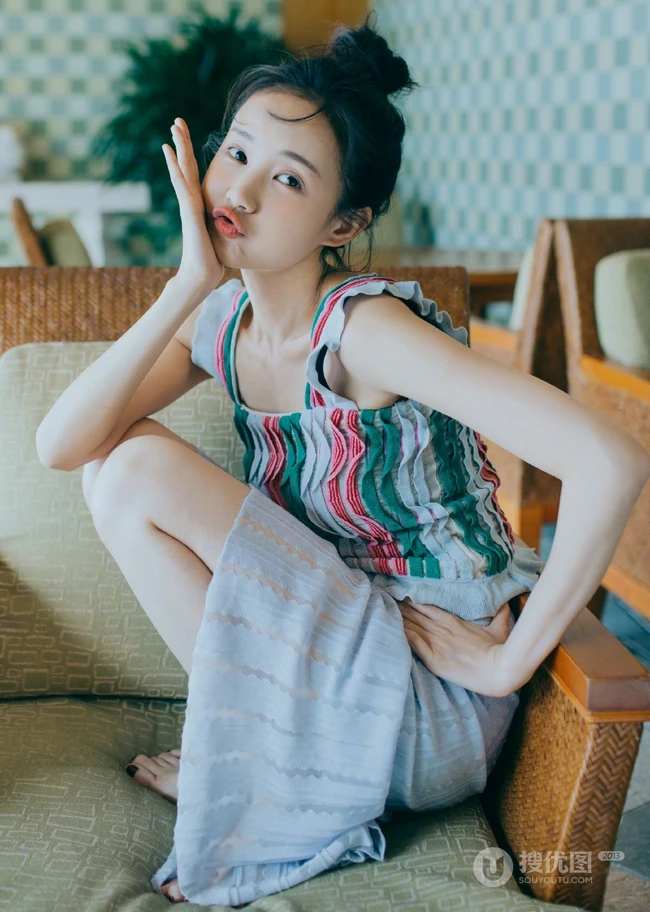 李一桐丸子头发型俏皮嘟嘴写真大图，肩带短款装配长裙浅粉可爱
